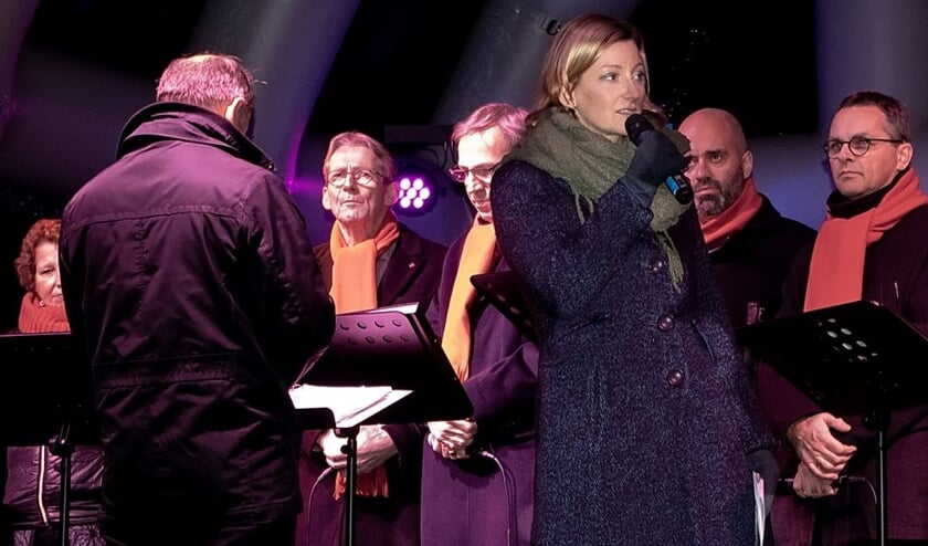 Dominee Esther de Paauw leidde de openluchtdienst in park De Houtkamp.