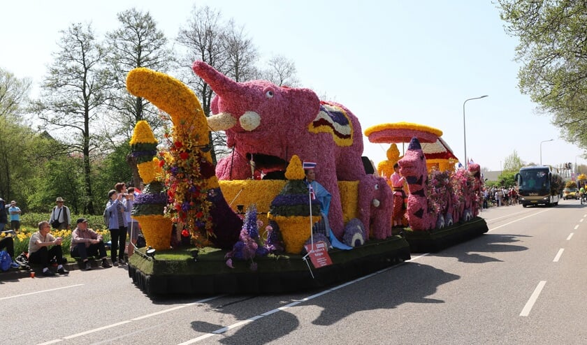 <p>Deel van het Bloemencorso uit 2018, de wagen van de Thaise delegatie.</p>