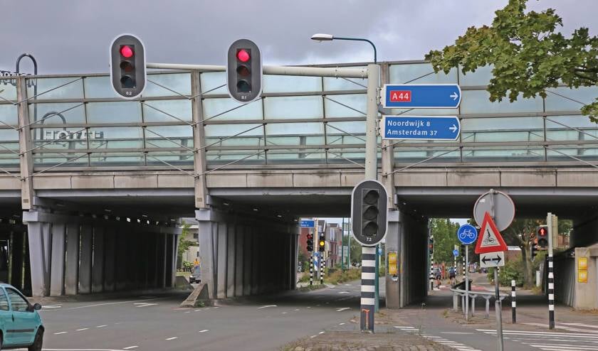 De verkeersveiligheid onder het viaduct van de A44 bij de Rijnzichtweg moet worden verbeterd. Er gebeuren zeer regelmatig ongelukken. Agelopen vrijdag, 7 augustus, opnieuw. |