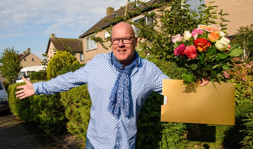 <p>Als Gaston aanbelt, is dat bijna altijd met goed nieuws. In Warmond maakt hij in 2018 vier inwoners blij met de straatprijs. | Foto: pr./Roy Beusker Fotografie</p>