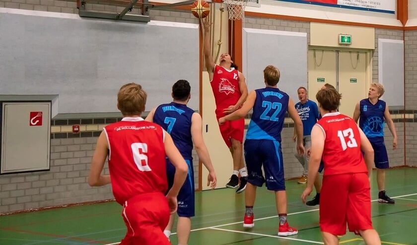 Karim Kanbier probeert te scoren, Jelle Paulides (links) en Maarten Speerstra kijken toe.