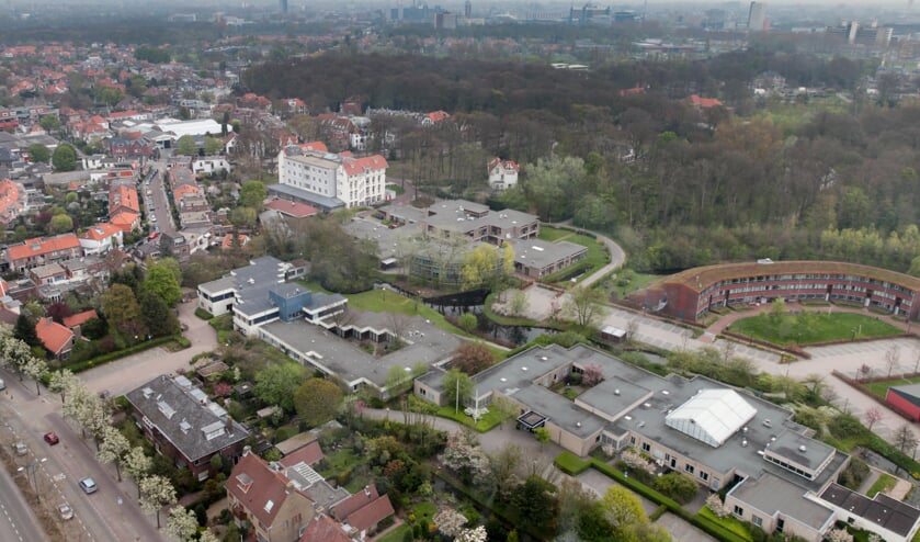 Over drie jaar zijn Centrum '45 en GGZ Rivierduinen geheel vertrokken uit Oegstgeest, en zal het gebied achter het gemeentehuis, alsmede het terrein rondom Kasteel Endegeest anders ingericht worden. | Archieffoto Wil van Elk