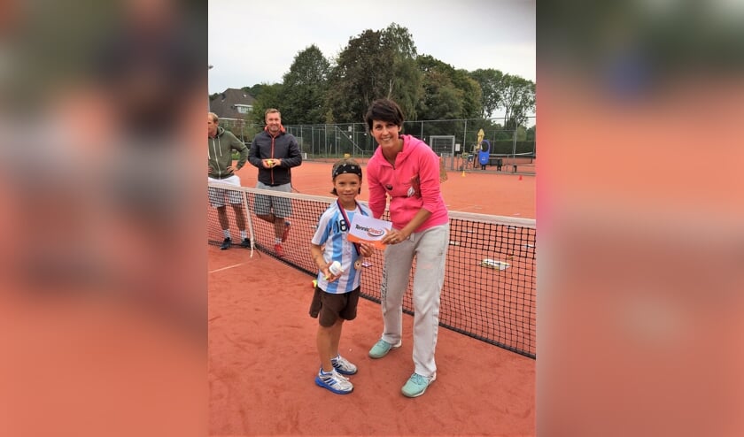 Tygo Caldas,de dagwinnaar Oranje toernooi op woensdag, met Katja Nossik van tennisschool Nossik/Versteeg.