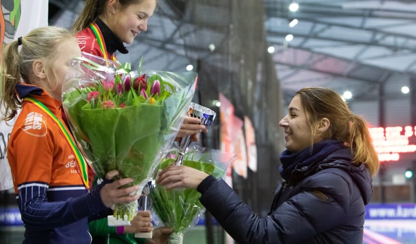 Angel Daleman krijgt haar beker uit handen van Margot Boer.