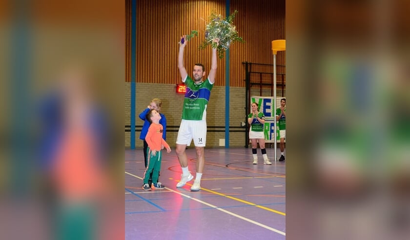 Joachim Jägel krijgt een erewissel en bedankt het publiek.
