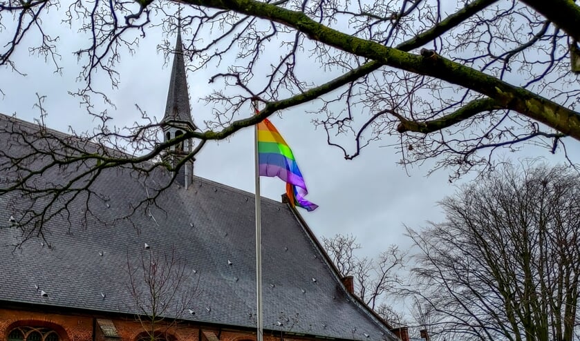 Sinds eind vorige week wapperen er regenboogvlaggen bij de Dorpskerk (foto) en de Scheppingskerk.