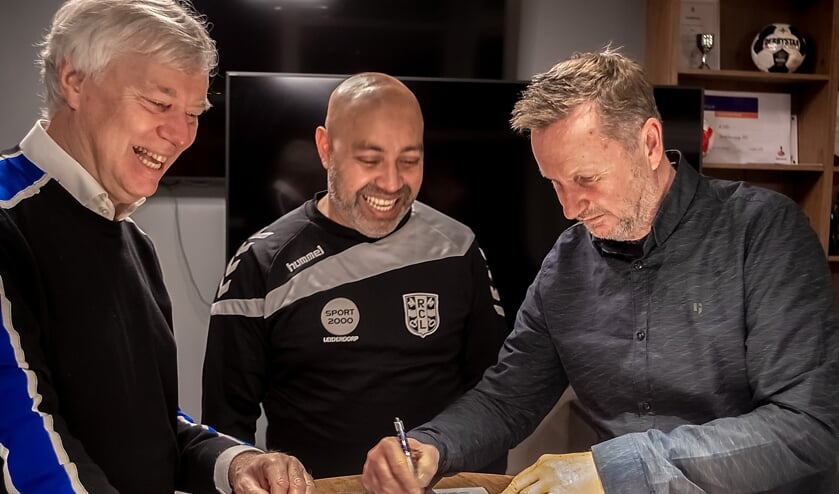 Dick van der Bijl (voorzitter RCL), Faizel Soekhai (hoofdtrainer RCL) en Rob Engelse (bestuurslid Voetbalzaken RCL).