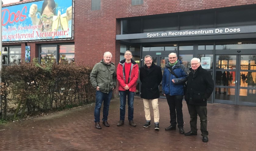Een deel van het bestuur van 'Zon op Leiderdorp' bij sportcentrum De Does, een van de gebouwen waarop wellicht zonnepanelen kunnen komen. V.l.n.r. Jan Baronner, Henk van Rooijen, Johan Kools, Lodewijk van Aernsbergen en Ton Cremers. | Foto: Marieke van Leeuwen