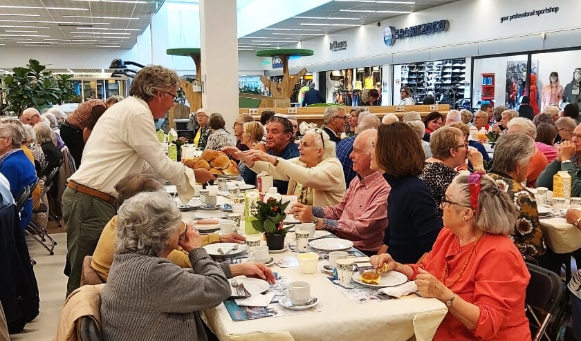 De Langste Tafel in Winkelhof in 2019. Dit jaar zullen de lunchgasten een stuk verder uit elkaar zitten.