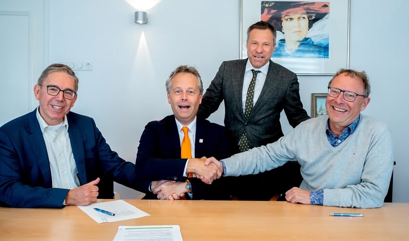 Vreugde na ondertekening van het contract.
