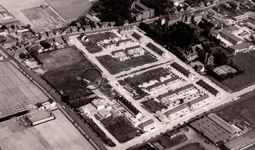 Een luchtfoto van de bouw van Victor I. De boerderij staat er niet meer, maar is met een cirkel aangegeven. | Foto: NoVaTo.