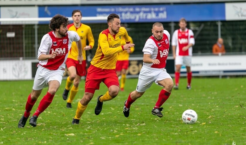 Sem Overduin en Mickey Tromp proberen het Sammy Zandbergen lastig te maken.