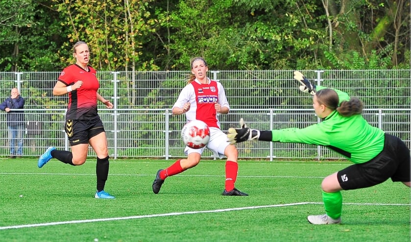 Claudia Owel scoort voor RCL met een fraaie krul de 3-1. Aanvoerster Laura van Stevenick en sluitpost Daniëlle van den Bos van Wartburgia zijn kansloos.