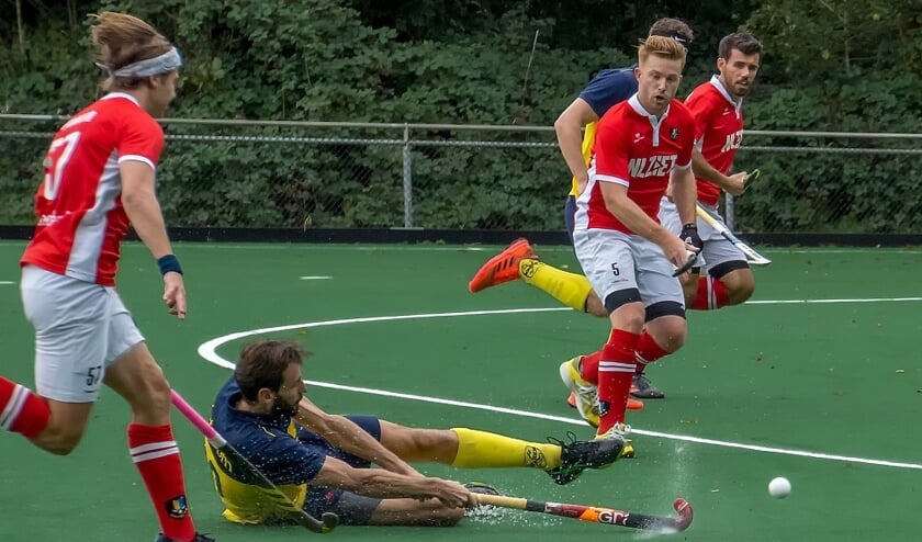 Rens Vernij glijdt uit terwijl hij een voorzet geeft.