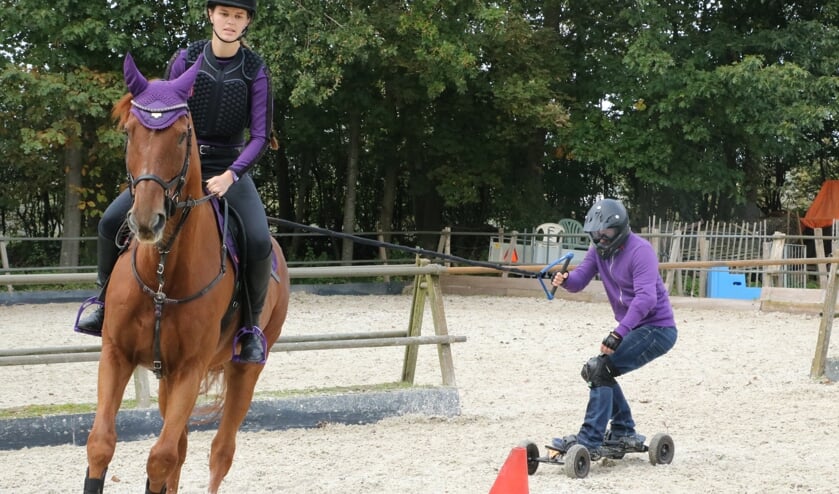 Met 1pk door de bocht op je hoarsboard. | Foto: Fred van der Bent