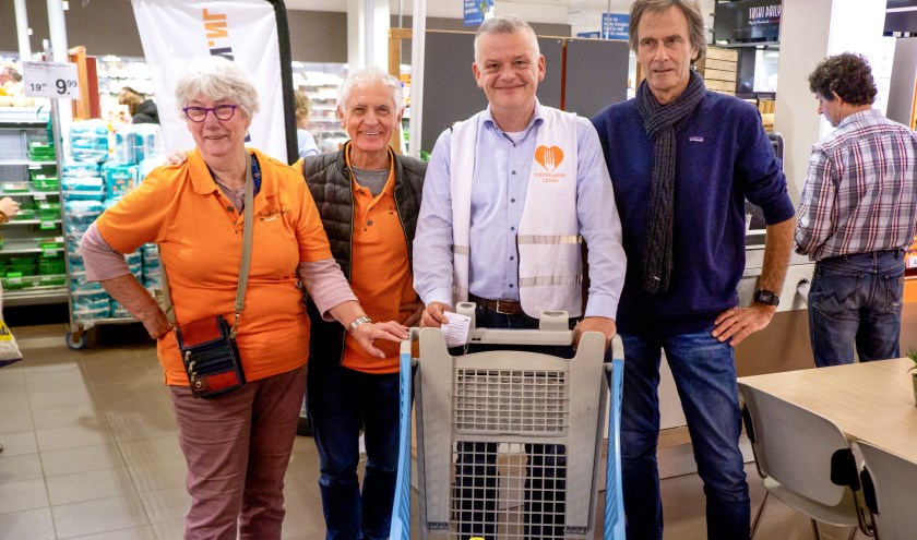 Wethouder Daan Binnendijk op pad om boodschappen te doen voor de Voedselbank. Hij wordt geflankeerd door medewerkers van de Voedselbank Leiden e.o. | Foto: J.P. Kranenburg