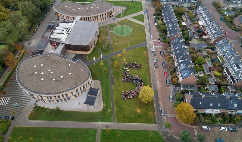 De kinderen van de Prins Willem Alexanderschool, Daltonschool De Leeuwerik en FloreoKids vormen samen een 5 bij het nu 5 jaar oude scholencomplex.
