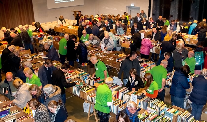 Grote drukte op vrijdagavond, kort na de opening van de 28ste boekenmarkt. | Foto: J.P. Kranenburg