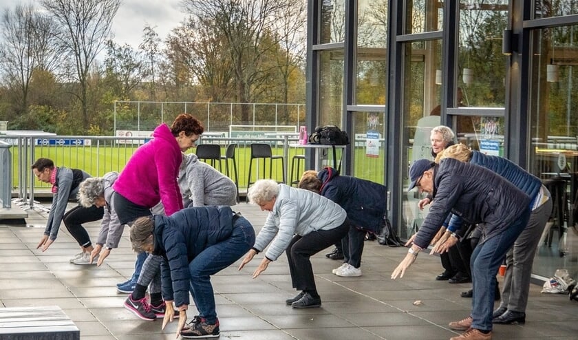 Giselle Joosten (in paars sweatshirt) laat de bezoekers hun spieren losmaken. | Archieffoto: J.P.Kranenburg