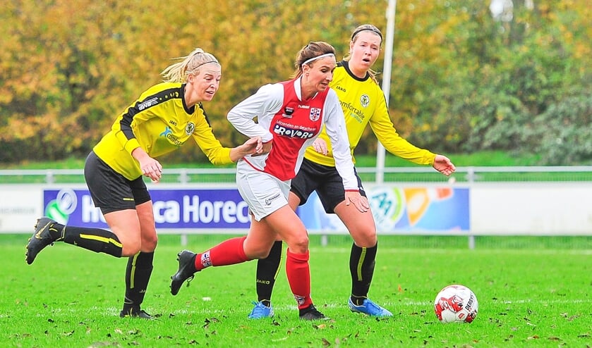 Madieke Zaad, hier ingeklemd tussen twee tegenstanders, speelde een glansrol met één goal en vier assists.