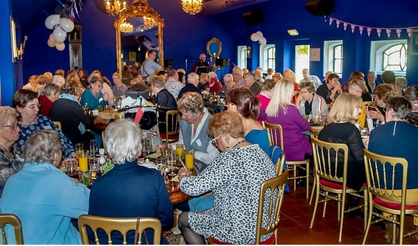 Genieten van gezelligheid, muziek en heerlijk eten in de sfeervolle Blauwe Vogelzaal van Brasserie Park.