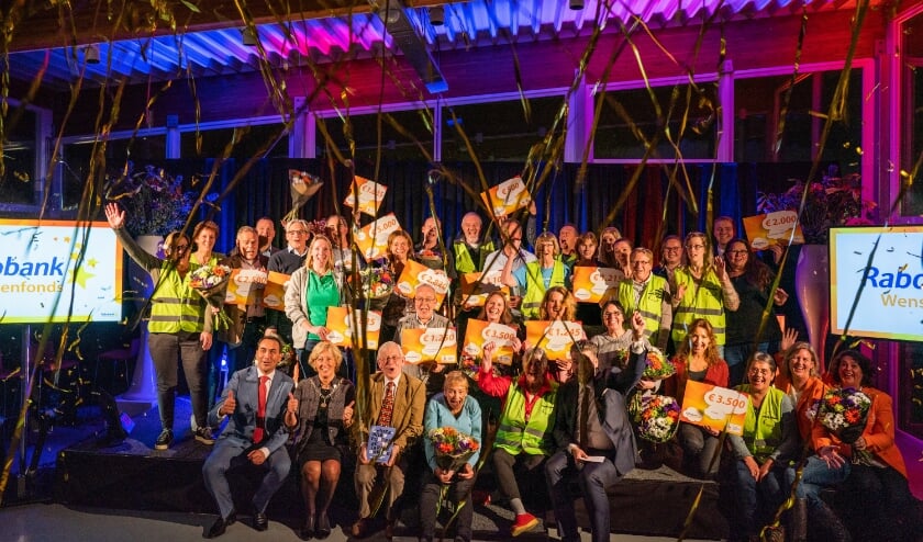 Eind november vorig jaar werden er in totaal 12 cheques uitgereikt in het clubhuis van RCL. Met een totaalbedrag van bijna € 25.000,-. Aan het einde van de avond werden alle blije winnaars met cheques en bloemen op de foto gezet.