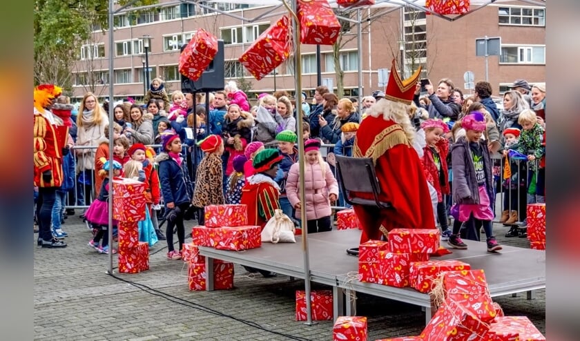 Drukbezochte meet & greet momenten met Sinterklaas, zoals hier bij winkelcentrum Santhorst, zullen er dit jaar niet zijn.