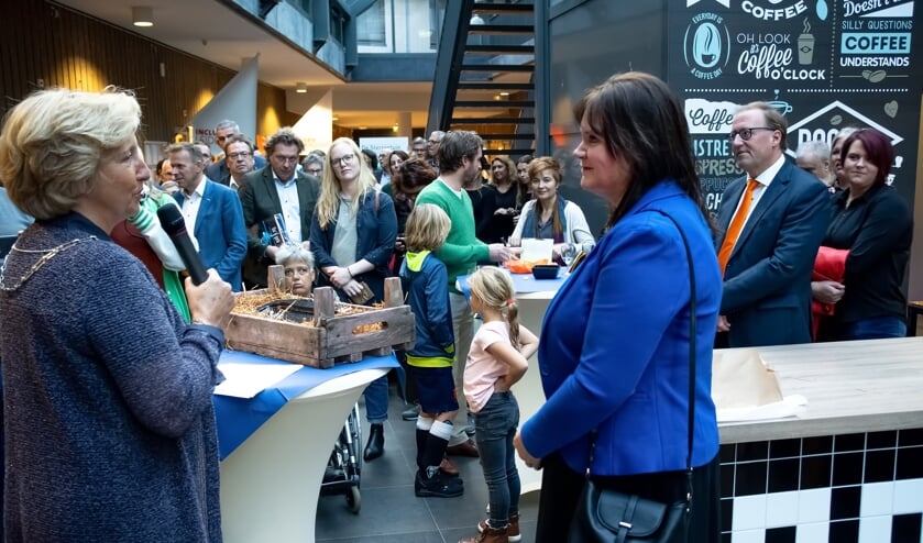 Burgemeester Driessen spreekt Angelique Beekhuizen toe. | Foto: J.P. Kranenburg,