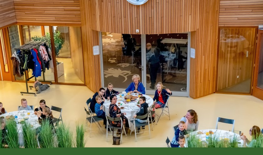 Burgemeester Laila Driessen (achteraan aan de middelste tafel, hapt een gezond en gezellig ontbijtje weg met de kinderen van De Hasselbraam.
