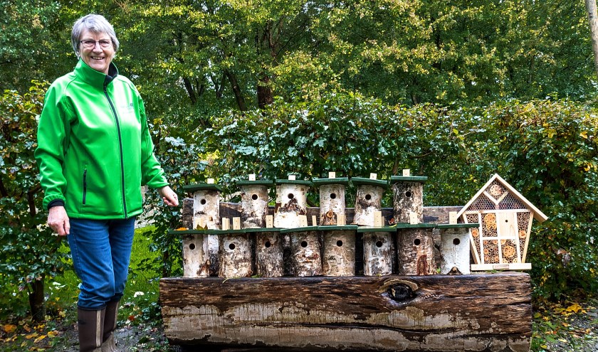 Voorzitter Riny Vons van de natuurspeeltuin bij de nieuwe nestkast en het insectenhotel.