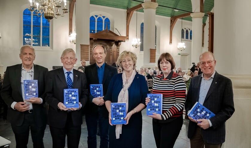 Het officiële eerste exemplaar van 'Leiderdorp tijdens de 80-jarige oorlog' ging naar burgemeester Laila Driessen maar direct daarna kregen de auteurs en een. V.l.n.r. Emil Broesterhuizen, Dick de Boer, Edward Sodderland, burgemeester Driessen, kritische meelezer Jolanda Westgeest en Hans Endhoven. Op de foto ontbreekt Willem Hovestreydt.