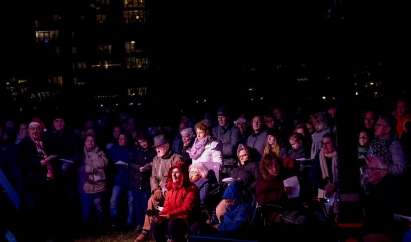 Ondanks het matige weer kwamen zo'n duizend Leiderdorpers naar het park om samen de geboorte van Jezus te vieren, kerstliederen te zingen en te luisteren naar de kerstboodschap.