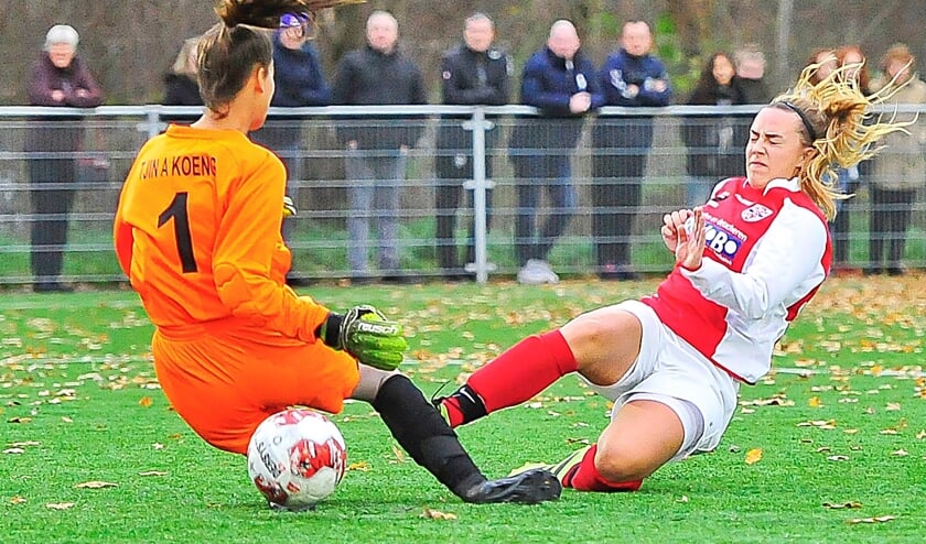 Een knappe actie van een goed doorgaande Yara Haasnoot die door de benen van ACV sluitpost Mayra Tjin-a-Koeng het leer in de touwen schiet. Het is de derde treffer van Yara Haasnoot en de 4-2 op het scorebord.