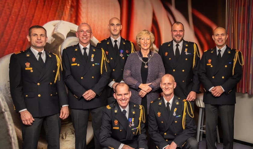V.l.n.r. staand Tjeerd Neumann (directeur brandweerzorg), Arno Sormani, Michael van Biezen, burgemeester Laila Driessen, Frank Arnoldus en Edo Groenendijk (clustermanager). Op de voorgrond v.l.n.r. Wouter Verbiest en Peter Marsé.
