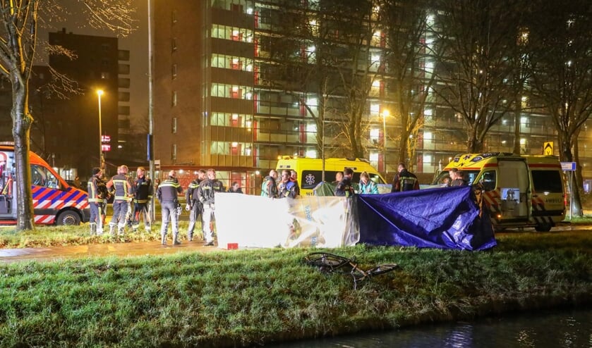 De politie is een onderzoek gestart naar de toedracht van het overlijden van de fietser.