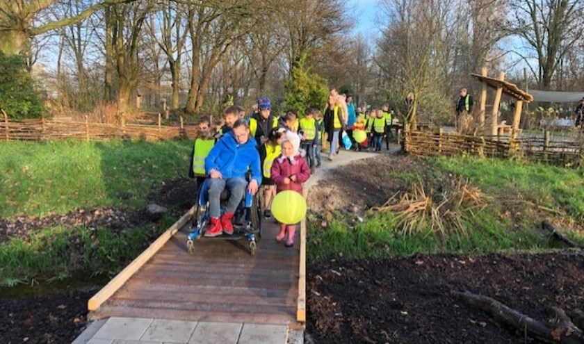 Nadja en Nienke openen de nieuwe brug naar het eilandje in de natuurspeeltuin.