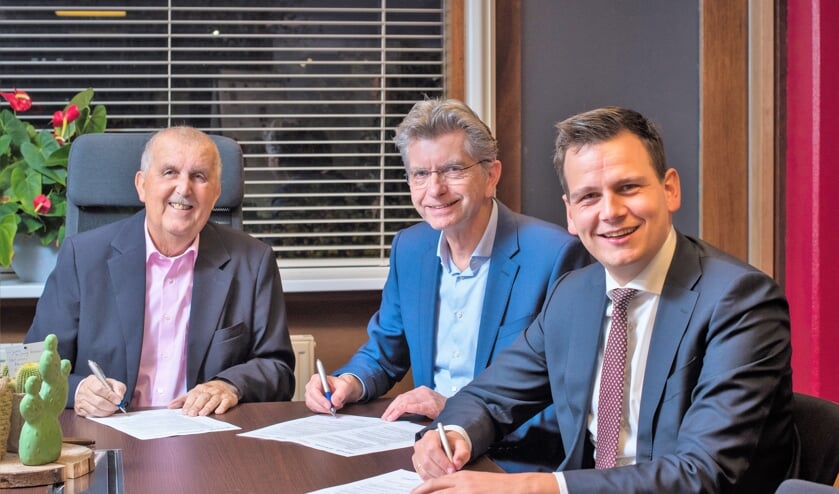 Cees Oostindie, Pierre Sponselee en Gerard Mostert zetten hun handtekening. | Foto: pr