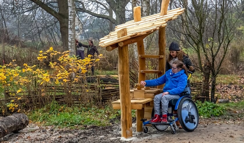 Anne van Swieten van de Stichting Nadja en haar dochter Nadja testen het nieuwe keukentje. Op de achtergrond wordt gewerkt op het eilandje.