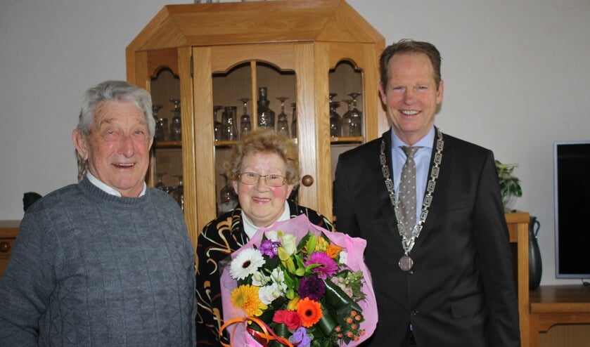 Het bruidspaar krijgt uiteraard bezoek van de burgemeester. | Foto: Annemiek Cornelissen.