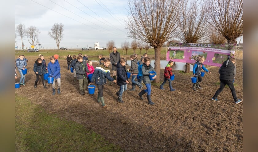 Samen met de wethouder heel veel bloemen zaaien.