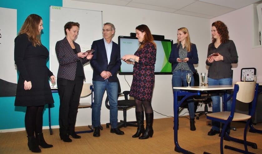 Leo Kanner-directeur Douwe Splinter te midden van de dames van de BinnensteBuitenTuin. | Foto's Willemien Timmers
