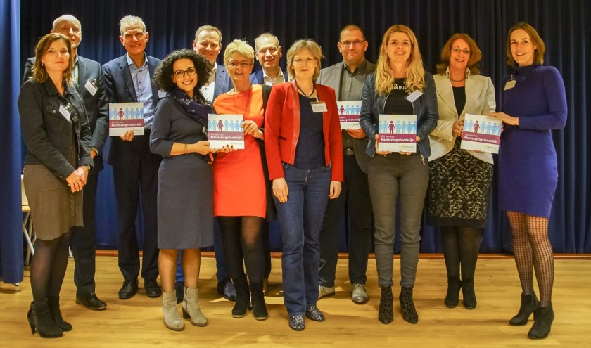 Zes organisaties kregen tijdens de Mantelzorgmonologen een certificaat uitgereikt voor mantelzorgvriendelijkheid.