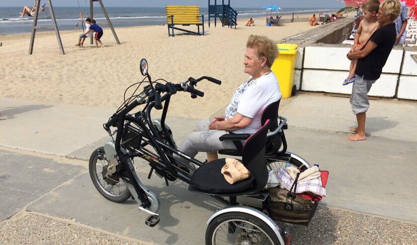 <p>Een gast geniet van het mooie weer op het strand waar ze samen met een vrijwilliger van Fietsmaatjes Hillegom Lisse heen is gefietst.</p>