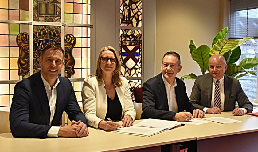 De ondertekening voor de oprichting van Meermaker Teylingen in maart 2019.