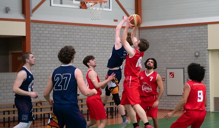Maarten Speerster verovert de bal, v.l.n.r. Vincent Lambert, Burhan Gunes en Ibi Kuranga kijken toe.