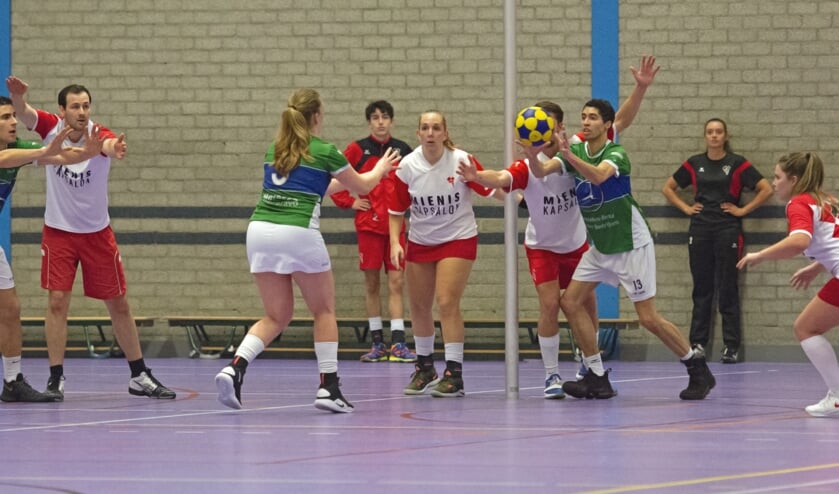 Christel Zwanenburg neemt een vrije bal, aangegeven door Nick van der Zee. | Foto: Frans van Herwijnen