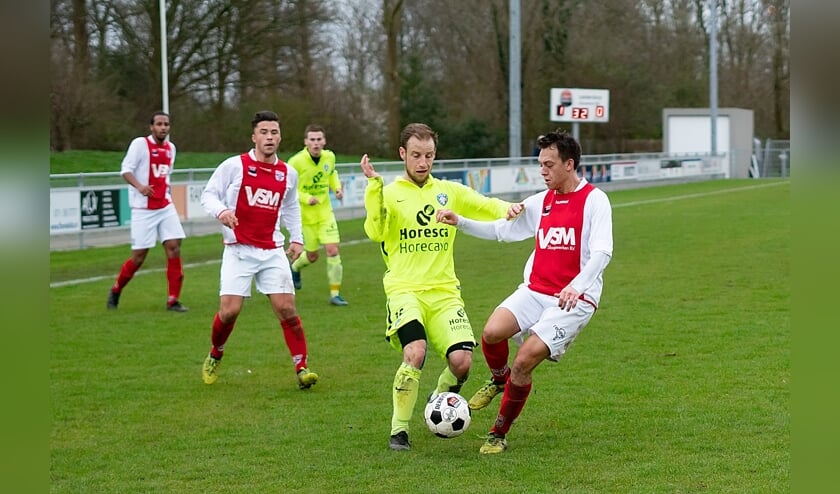 Youri de Boer in duel met UVS'er Marvin Sloos.