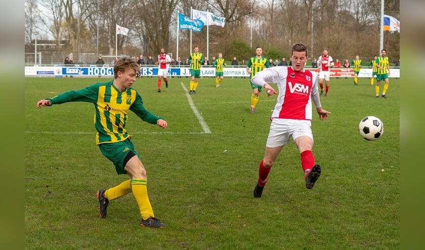 Ewoud Kroneman van RCL in duel met Voorschoten'97 speler Peer van Paasen.