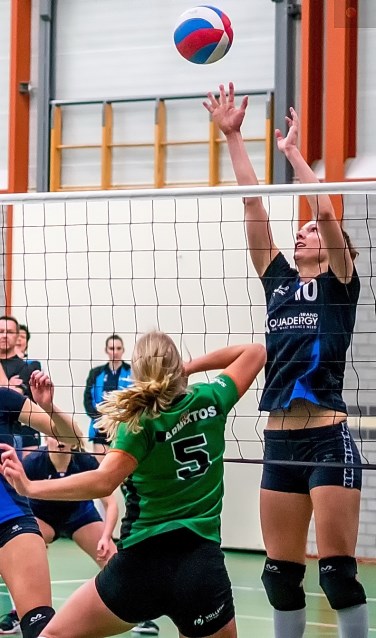 Anna van der Eik van Leython blokt. | Foto: J.P. Kranenburg