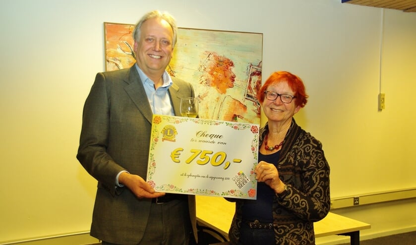 Paul Verlinden (Lions) overhandigt de cheque aan Jetteke Bolten (Cultuurfonds).